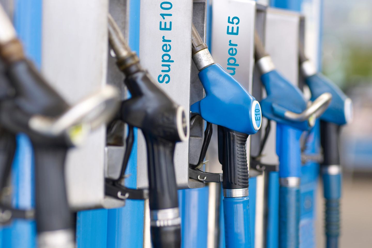 Pflanzenöl im Tank sollte einmal der Verkehr klimaneutral werden. Doch seit die Auswirkungen der wuchernden Palmölplantagen im tropischen Regenwald publik wurden, hat sich die Begeisterung in anhaltende Kritik verkehrt. Mit dem Ergebnis, dass Palmöl in Kraftstoffen in Deutschland ab 2023 Geschichte sein wird. Ab dem kommenden Jahr dürfen die Hersteller kein Palmöl mehr nutzen, um die Emissionen ihrer Kraftstoffe zu senken, wie das Gesetzt zur Weiterentwicklung der Treibhausgasminderungs-Quote (THG-Quote) es vorsieht. Das Gute daran: Wir müssen uns an der Tankstelle nicht jedes Mal neu für oder gegen Palmöl im Tank entscheiden. Der Gesetzgeber hat einfach Fakten geschaffen.