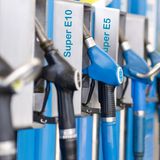 Pflanzenöl im Tank sollte einmal der Verkehr klimaneutral werden. Doch seit die Auswirkungen der wuchernden Palmölplantagen im tropischen Regenwald publik wurden, hat sich die Begeisterung in anhaltende Kritik verkehrt. Mit dem Ergebnis, dass Palmöl in Kraftstoffen in Deutschland ab 2023 Geschichte sein wird. Ab dem kommenden Jahr dürfen die Hersteller kein Palmöl mehr nutzen, um die Emissionen ihrer Kraftstoffe zu senken, wie das Gesetzt zur Weiterentwicklung der Treibhausgasminderungs-Quote (THG-Quote) es vorsieht. Das Gute daran: Wir müssen uns an der Tankstelle nicht jedes Mal neu für oder gegen Palmöl im Tank entscheiden. Der Gesetzgeber hat einfach Fakten geschaffen.