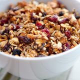 Müsli hat das Image, aus nur wenigen, gesunden Zutaten zu bestehen. Doch gerade in Knuspermüsli mit dem besonderen Kick für den Gaumen findet sich oft Palmöl. Die Alternative: Herkömmliches Müsli mit verschiedenen Getreidesorten und Saaten, wie zum Beispiel Leinsamen oder Sesam – und (Trocken-)Obst ganz nach Geschmack.