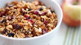 Müsli hat das Image, aus nur wenigen, gesunden Zutaten zu bestehen. Doch gerade in Knuspermüsli mit dem besonderen Kick für den Gaumen findet sich oft Palmöl. Die Alternative: Herkömmliches Müsli mit verschiedenen Getreidesorten und Saaten, wie zum Beispiel Leinsamen oder Sesam – und (Trocken-)Obst ganz nach Geschmack.