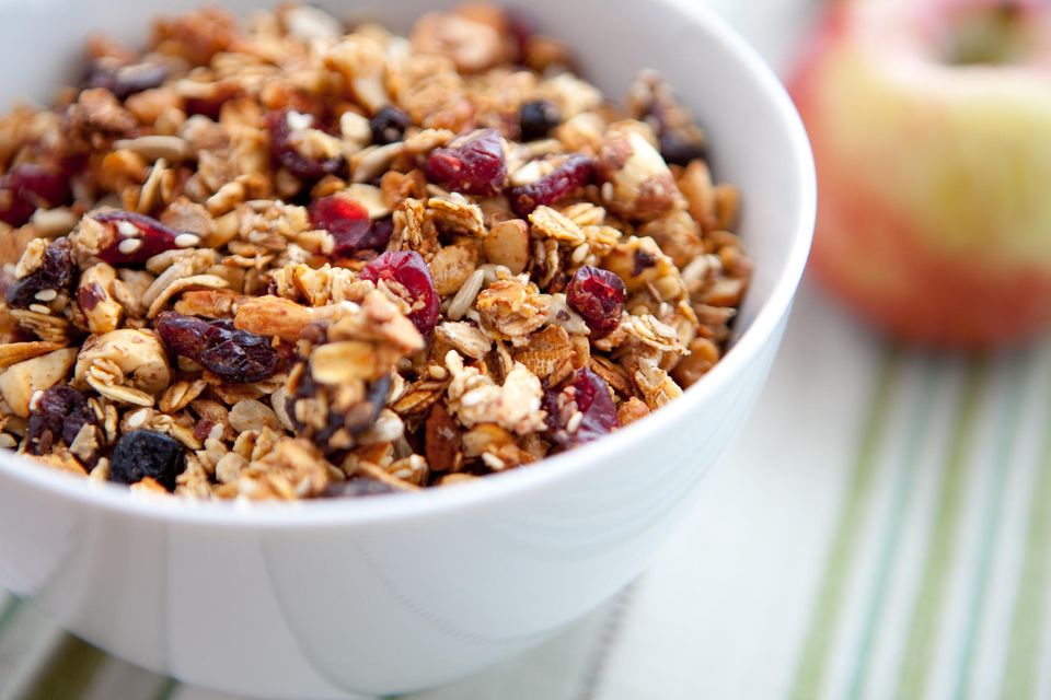 Müsli hat das Image, aus nur wenigen, gesunden Zutaten zu bestehen. Doch gerade in Knuspermüsli mit dem besonderen Kick für den Gaumen findet sich oft Palmöl. Die Alternative: Herkömmliches Müsli mit verschiedenen Getreidesorten und Saaten, wie zum Beispiel Leinsamen oder Sesam – und (Trocken-)Obst ganz nach Geschmack.