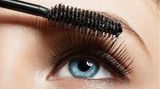 Wegen seiner hervorragenden Produkteigenschaften wird Palmöl auch in Kosmetik-Produkten geschätzt. Kund*innen allerdings schätzen das meist umweltschädliche Öl auf ihrer Haut immer weniger – wegen seiner negativen Auswirkungen auf die Umwelt. Doch gleichwertige Alternativen sind nicht leicht zu finden. Der "Roundtable for Sustainable Palm Oil" (RSPO) verspricht immerhin bessere Bedingungen auf den Plantagen als gesetzlich vorgeschrieben. Manche Hersteller weichen auf Wollwachs, Honig, Bienenwachs oder Sojalecithin als Emulgatoren aus. Das wiederum dürfte für Veganer*innen nur teilweise akzeptabel sein. Bei der Produktsuche helfen Seiten wie Umweltblick oder codecheck.