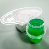 Palmöl verbessert nicht nur die Eigenschaften von Lebensmitteln, sondern hilft auch beim Saubermachen. Aus den pflanzlichen Fetten werden Inhaltsstoffe wie Tenside, Emulgatoren, Emulsionen oder auch Glycerin hergestellt. Die bessere Alternative sind zertifizierte Bio-Waschmittel, die zumindest auf Palmöl aus konventionellem Anbau verzichten.