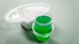Palmöl verbessert nicht nur die Eigenschaften von Lebensmitteln, sondern hilft auch beim Saubermachen. Aus den pflanzlichen Fetten werden Inhaltsstoffe wie Tenside, Emulgatoren, Emulsionen oder auch Glycerin hergestellt. Die bessere Alternative sind zertifizierte Bio-Waschmittel, die zumindest auf Palmöl aus konventionellem Anbau verzichten.