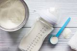 Aus gesundheitlicher Sicht besonders problematisch: Palmöl in Babynahrung. Das Pflanzenfett sorgt dort nämlich laut der Einschätzung der Europäischen Lebensmittelbehörde EFSA für bedenkliche Konzentrationen der Substanzen Glycidyl und Monochlorpropandiol (MPCD), die als wahrscheinlich krebserregend und genschädigend gelten. Dass es auch ohne Palmöl geht, zeigen die deutschen Anbieter Bambinchen und Milasan und der schweizer Hersteller Bimbosan.