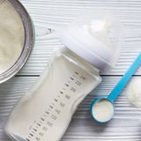 Aus gesundheitlicher Sicht besonders problematisch: Palmöl in Babynahrung. Das Pflanzenfett sorgt dort nämlich laut der Einschätzung der Europäischen Lebensmittelbehörde EFSA für bedenkliche Konzentrationen der Substanzen Glycidyl und Monochlorpropandiol (MPCD), die als wahrscheinlich krebserregend und genschädigend gelten. Dass es auch ohne Palmöl geht, zeigen die deutschen Anbieter Bambinchen und Milasan und der schweizer Hersteller Bimbosan.