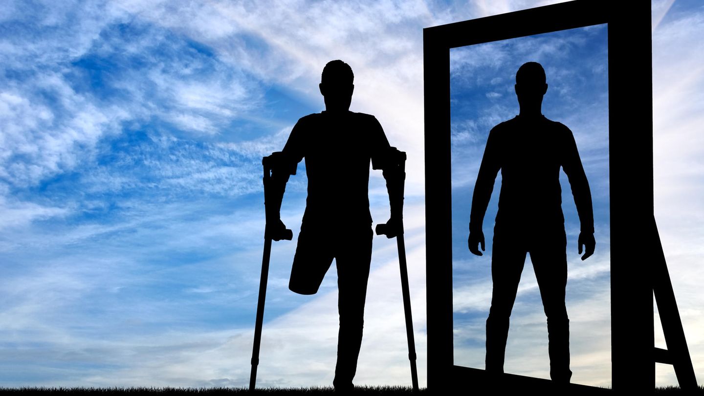 Fotomontage eines Mannes mit amputiertem Bein (link) und seinem Spiegelbild mit Bein (rechts)