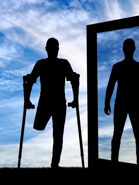 Fotomontage eines Mannes mit amputiertem Bein (link) und seinem Spiegelbild mit Bein (rechts)