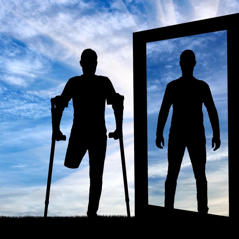 Fotomontage eines Mannes mit amputiertem Bein (link) und seinem Spiegelbild mit Bein (rechts)