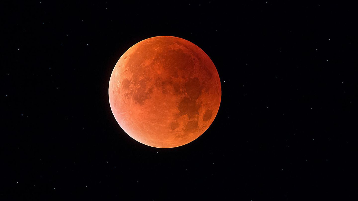 Verantwortlich für das Naturphänomen "Blutmond" ist das rötliche Licht des Sonnenaufgangs