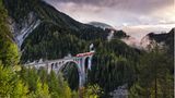 Die Strecke passiert die Rheinschlucht, mehrere Pässe – und am Ziel wartet das gigantische Highlight: das Matterhorn. Die Verpflegung an Bord entspricht der Umgebung: alles auf allerhöchstem Niveau.