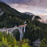 Die Strecke passiert die Rheinschlucht, mehrere Pässe – und am Ziel wartet das gigantische Highlight: das Matterhorn. Die Verpflegung an Bord entspricht der Umgebung: alles auf allerhöchstem Niveau.