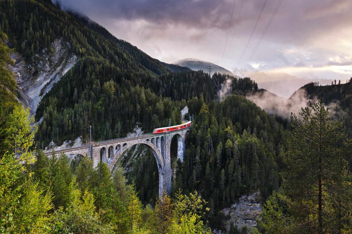 Die Strecke passiert die Rheinschlucht, mehrere Pässe – und am Ziel wartet das gigantische Highlight: das Matterhorn. Die Verpflegung an Bord entspricht der Umgebung: alles auf allerhöchstem Niveau.
