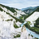 Der Glacier Express gilt als eine der schönsten Bahnrouten und als "langsamster Schnellzug der Welt". Acht Stunden dauert die Fahrt von St. Moritz über den Oberalppass nach Zermatt, über 291 Brücken und durch 91 Tunnel.