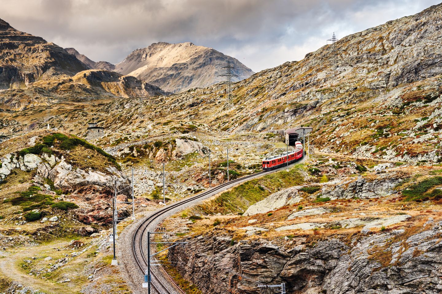 Ganze 169 Brücken über- und 55 Tunnel durchquert der Bernina Express auf dem Weg vom schweizerischen Chur bis in den mediterranen Süden nach Tirano. Im Panoramawagen lässt sich der Blick auf die Alpenwelt entspannt genießen, während der Zug sich in Schlangenlinien durch die Berge windet und auf bis zu 2253 Meter über dem Meer in die Höhe steigt, zur höchstgelegenen Station „Ospizio Bernina“. Ein weiteres Highlight der Strecke ist St. Moritz, hier lohnt sich eine kleine Unterbrechung.