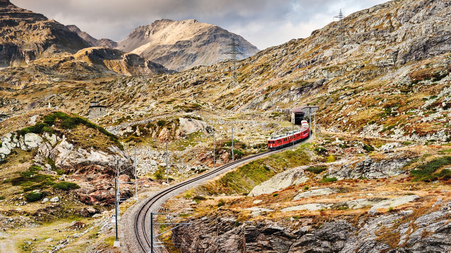 Ganze 169 Brücken über- und 55 Tunnel durchquert der Bernina Express auf dem Weg vom schweizerischen Chur bis in den mediterranen Süden nach Tirano. Im Panoramawagen lässt sich der Blick auf die Alpenwelt entspannt genießen, während der Zug sich in Schlangenlinien durch die Berge windet und auf bis zu 2253 Meter über dem Meer in die Höhe steigt, zur höchstgelegenen Station „Ospizio Bernina“. Ein weiteres Highlight der Strecke ist St. Moritz, hier lohnt sich eine kleine Unterbrechung.