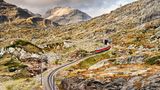 Ganze 169 Brücken über- und 55 Tunnel durchquert der Bernina Express auf dem Weg vom schweizerischen Chur bis in den mediterranen Süden nach Tirano. Im Panoramawagen lässt sich der Blick auf die Alpenwelt entspannt genießen, während der Zug sich in Schlangenlinien durch die Berge windet und auf bis zu 2253 Meter über dem Meer in die Höhe steigt, zur höchstgelegenen Station „Ospizio Bernina“. Ein weiteres Highlight der Strecke ist St. Moritz, hier lohnt sich eine kleine Unterbrechung.