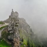 Bereits über ein ganzes Jahrhundert bedient die Wendelsteinbahn Wandermüde und kutschiert sie bis kurz vor den Gipfel. Die erste elektrische Zahnradbahn Bayerns nahm 1912 den Betrieb auf. Otto von Steinbei, der bereits in Bosnien eine Schmalspurbahn aufgebaut hatte, verwirklichte sich damit einen Traum: eine Gipfelbahn. Nachdem die Bahn sieben Tunnel, zwölf Brücken und die Querung der fast senkrechten Soinwand überwunden hat, trennen den Wanderer nach Ankunft nur noch 111 Meter vom Gipfelglück und atemberaubender Aussicht auf Karwendel, Glockner Gruppe, Zillertaler Alpen und Hohen Tauern.