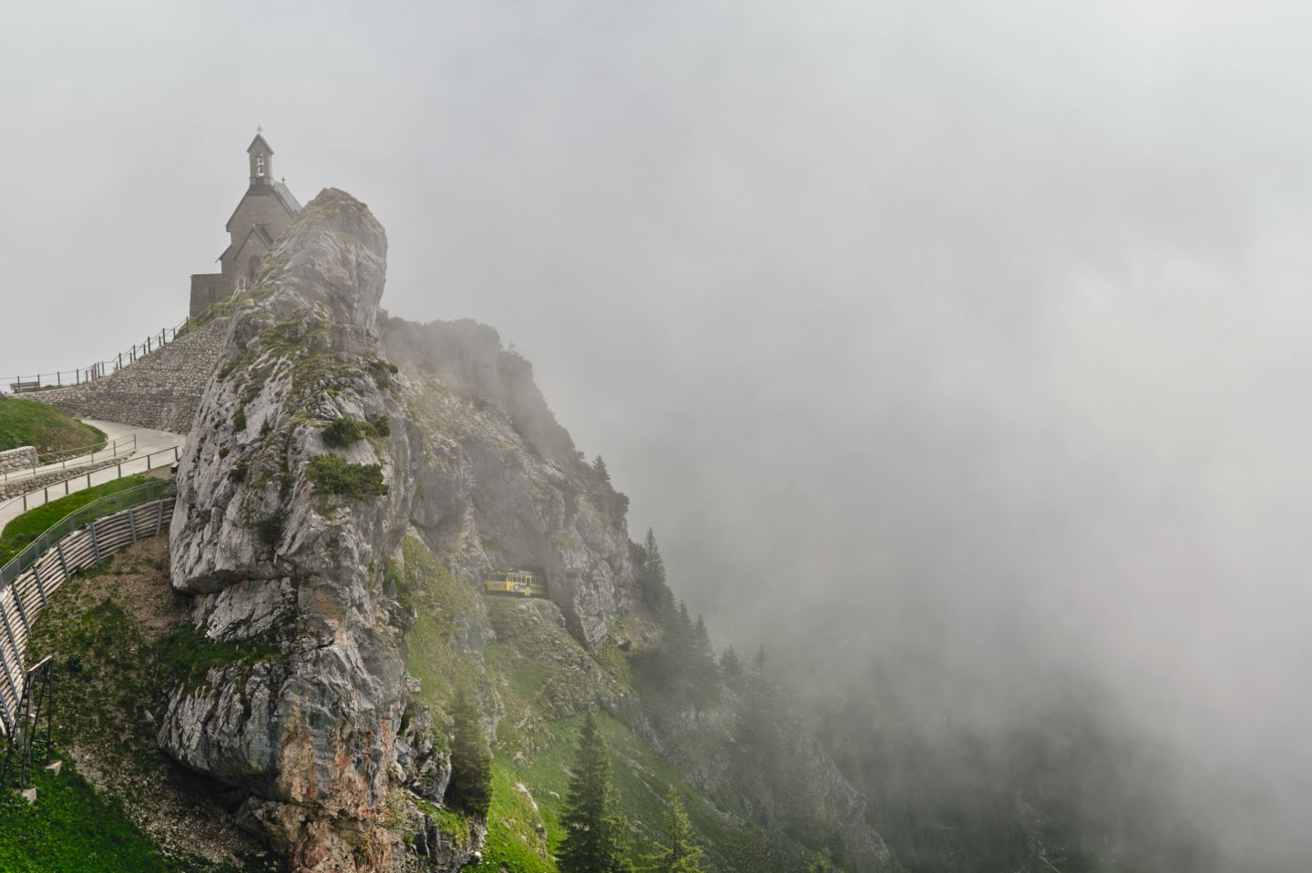 Bereits über ein ganzes Jahrhundert bedient die Wendelsteinbahn Wandermüde und kutschiert sie bis kurz vor den Gipfel. Die erste elektrische Zahnradbahn Bayerns nahm 1912 den Betrieb auf. Otto von Steinbei, der bereits in Bosnien eine Schmalspurbahn aufgebaut hatte, verwirklichte sich damit einen Traum: eine Gipfelbahn. Nachdem die Bahn sieben Tunnel, zwölf Brücken und die Querung der fast senkrechten Soinwand überwunden hat, trennen den Wanderer nach Ankunft nur noch 111 Meter vom Gipfelglück und atemberaubender Aussicht auf Karwendel, Glockner Gruppe, Zillertaler Alpen und Hohen Tauern.