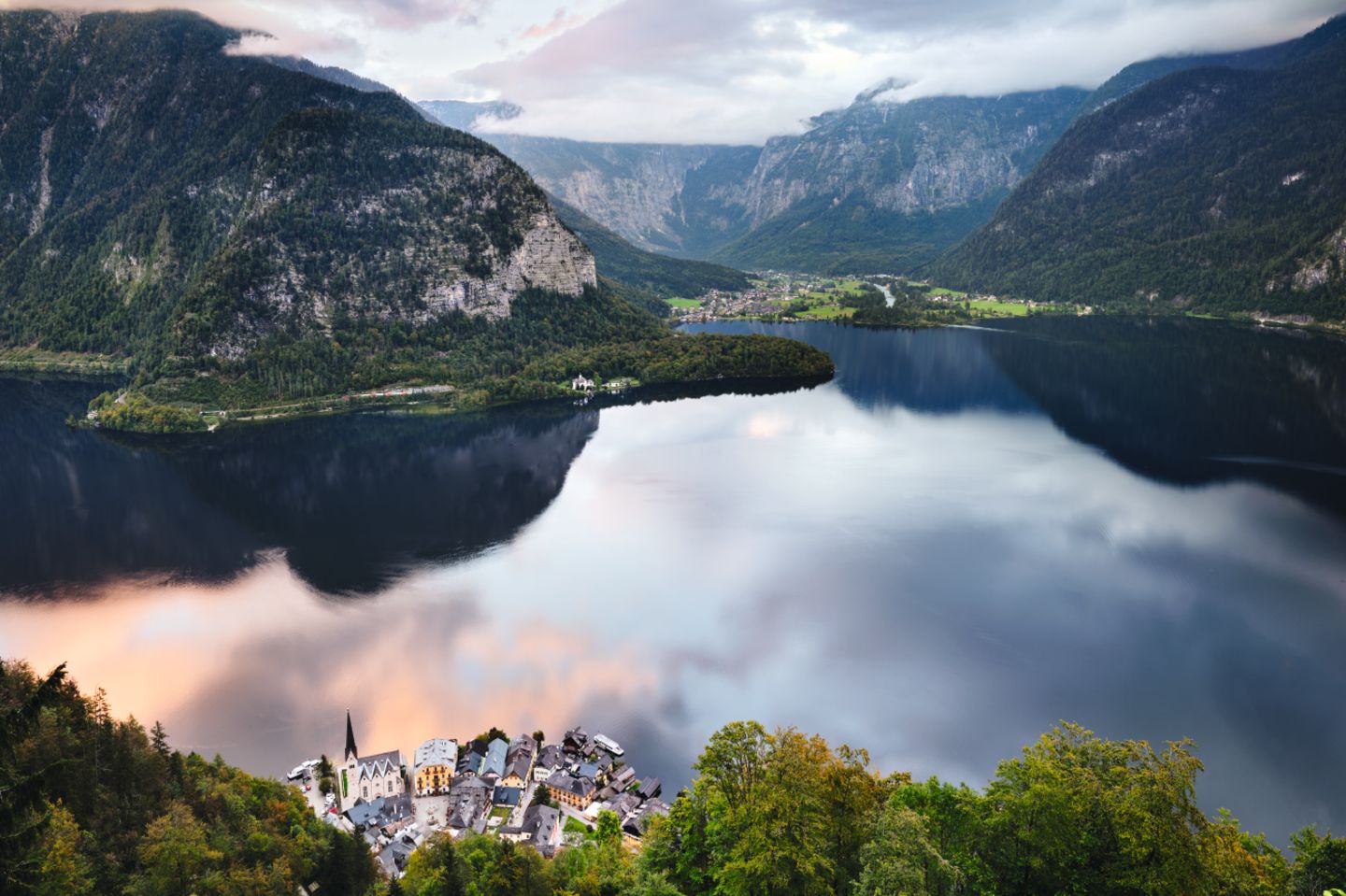Auf ihrem Weg von Schärding nach Stainach-Irdning durchquert die Salzkammergutbahn malerische Landschaften. Unterhalb des Dachsteinmassivs umfährt sie den Hallsädter See (Bild) und schlängelt sich durch das Koppental immer am Fluss entlang Richtung Steiermark, begleitet von einem fantastischem Bergpanorama. Sie passiert zahlreiche Tunnel und Brücken,  ist aber keine klassische „Gebirgsbahn“. Pässe und Höhen muss sie nicht überwinden.