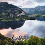 Auf ihrem Weg von Schärding nach Stainach-Irdning durchquert die Salzkammergutbahn malerische Landschaften. Unterhalb des Dachsteinmassivs umfährt sie den Hallsädter See (Bild) und schlängelt sich durch das Koppental immer am Fluss entlang Richtung Steiermark, begleitet von einem fantastischem Bergpanorama. Sie passiert zahlreiche Tunnel und Brücken,  ist aber keine klassische „Gebirgsbahn“. Pässe und Höhen muss sie nicht überwinden.
