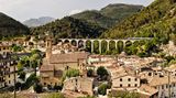 Wenig bekannt ist die Fahrt mit der Tendabahn. Sie verbindet das italienische Piemont mit der französischen Cote d'Azur. Wer von Cona startet, hat die Wahl: Nizza oder Turin. Der blaue Zug überwindet dabei bis zu 1000 Höhenmeter und durchquert kurvenreich die Seealpen. Vom kargen und felsigen Hochgebirge führt die Strecke über unzählige Viadukte, durch Tunnel, an Bergketten vorbei und geht allmählich über in in eine mediterrane Landschaft. Zypressen, Oliven- und Zitronenbäumen säumen den Weg. 