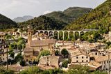 Wenig bekannt ist die Fahrt mit der Tendabahn. Sie verbindet das italienische Piemont mit der französischen Cote d'Azur. Wer von Cona startet, hat die Wahl: Nizza oder Turin. Der blaue Zug überwindet dabei bis zu 1000 Höhenmeter und durchquert kurvenreich die Seealpen. Vom kargen und felsigen Hochgebirge führt die Strecke über unzählige Viadukte, durch Tunnel, an Bergketten vorbei und geht allmählich über in in eine mediterrane Landschaft. Zypressen, Oliven- und Zitronenbäumen säumen den Weg. 