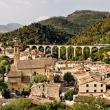 Wenig bekannt ist die Fahrt mit der Tendabahn. Sie verbindet das italienische Piemont mit der französischen Cote d'Azur. Wer von Cona startet, hat die Wahl: Nizza oder Turin. Der blaue Zug überwindet dabei bis zu 1000 Höhenmeter und durchquert kurvenreich die Seealpen. Vom kargen und felsigen Hochgebirge führt die Strecke über unzählige Viadukte, durch Tunnel, an Bergketten vorbei und geht allmählich über in in eine mediterrane Landschaft. Zypressen, Oliven- und Zitronenbäumen säumen den Weg. 