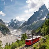 Die Strecke des Mont-Blanc Express gehört zu den eindrucksvollsten Routen der Alpen, die sich per Bahn zurücklegen lassen. In anderthalb Stunden durchquert der Zug zwei Länder - die Schweiz und Frankreich.