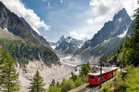 Die Strecke des Mont-Blanc Express gehört zu den eindrucksvollsten Routen der Alpen, die sich per Bahn zurücklegen lassen. In anderthalb Stunden durchquert der Zug zwei Länder - die Schweiz und Frankreich.