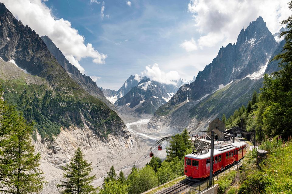 Die Strecke des Mont-Blanc Express gehört zu den eindrucksvollsten Routen der Alpen, die sich per Bahn zurücklegen lassen. In anderthalb Stunden durchquert der Zug zwei Länder - die Schweiz und Frankreich.