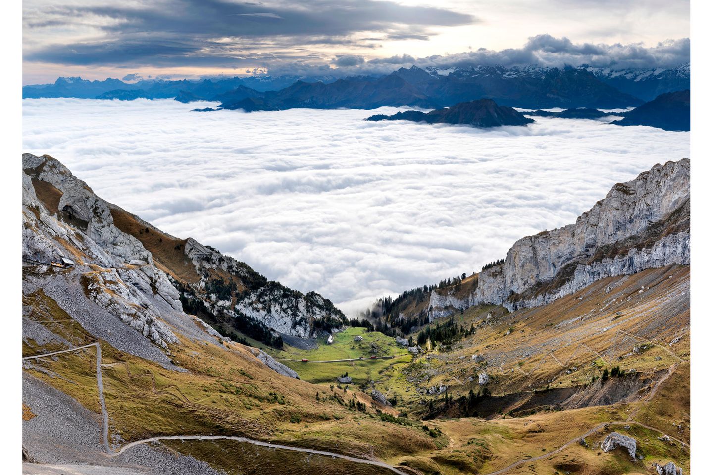 Die steilste Zahnradbahn der Welt fährt auf den Hausberg von Luzern, den Pilatus. Um eine Steigung von 48 Prozent zu überwinden, erfand der Ingenieur Eduard Locher ein Zahnradbahnsystem mit horizontalem Zahneingriff. Bereits 1889 konnten die ersten Fahrgäste ohne körperliche Anstrengung 1.600 Höhenmetern überwinden und den sagenhaften Ausblick auf den Vierwaldstättersee und die Alpenlandschaft genießen.