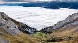Die steilste Zahnradbahn der Welt fährt auf den Hausberg von Luzern, den Pilatus. Um eine Steigung von 48 Prozent zu überwinden, erfand der Ingenieur Eduard Locher ein Zahnradbahnsystem mit horizontalem Zahneingriff. Bereits 1889 konnten die ersten Fahrgäste ohne körperliche Anstrengung 1.600 Höhenmetern überwinden und den sagenhaften Ausblick auf den Vierwaldstättersee und die Alpenlandschaft genießen.