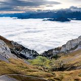 Die steilste Zahnradbahn der Welt fährt auf den Hausberg von Luzern, den Pilatus. Um eine Steigung von 48 Prozent zu überwinden, erfand der Ingenieur Eduard Locher ein Zahnradbahnsystem mit horizontalem Zahneingriff. Bereits 1889 konnten die ersten Fahrgäste ohne körperliche Anstrengung 1.600 Höhenmetern überwinden und den sagenhaften Ausblick auf den Vierwaldstättersee und die Alpenlandschaft genießen.