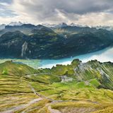 Nicht schneller als 9 km/h zuckelt die Brienz-Rothorn-Bahn den Berg hoch und bietet dabei einzigartige Blicke auf die Berner Hochalpen und den Brienzersee. Dunkle Tunnel und urige Wälder durchquert die älteste Dampfzahnradbahn der Schweiz. Vorbei an Almwiesen schiebt sie sich immer höher bis auf 2252 Höhenmeter. Oben angekommen lohnt es sich, die wenigen Meter auf den Gipfel des Brienzer Rothorns zu wandern. Bei guter Sicht lassen sich 693 Gipfel zählen.