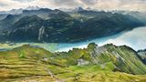 Nicht schneller als 9 km/h zuckelt die Brienz-Rothorn-Bahn den Berg hoch und bietet dabei einzigartige Blicke auf die Berner Hochalpen und den Brienzersee. Dunkle Tunnel und urige Wälder durchquert die älteste Dampfzahnradbahn der Schweiz. Vorbei an Almwiesen schiebt sie sich immer höher bis auf 2252 Höhenmeter. Oben angekommen lohnt es sich, die wenigen Meter auf den Gipfel des Brienzer Rothorns zu wandern. Bei guter Sicht lassen sich 693 Gipfel zählen.