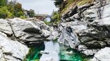 Auch die Vigezzina-Centovalli-Bahn ist grenzüberschreitend, sie ist zudem Verbindungsstrecke zwischen der Gotthard- und der Simplonbahn. Vom schweizerischen Locarno fährt sie durch eine wilde Alpenlandschaft entlang dem Wildbach Melezza, passiert uralte Dörfer, Kastanienwälder und Wasserfälle. Im italienischen Domodossola, der Endstation,  lockt eine restaurierte Altstadt mit mittelalterlichem Flair