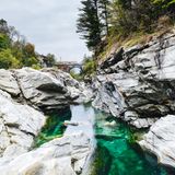 Auch die Vigezzina-Centovalli-Bahn ist grenzüberschreitend, sie ist zudem Verbindungsstrecke zwischen der Gotthard- und der Simplonbahn. Vom schweizerischen Locarno fährt sie durch eine wilde Alpenlandschaft entlang dem Wildbach Melezza, passiert uralte Dörfer, Kastanienwälder und Wasserfälle. Im italienischen Domodossola, der Endstation,  lockt eine restaurierte Altstadt mit mittelalterlichem Flair