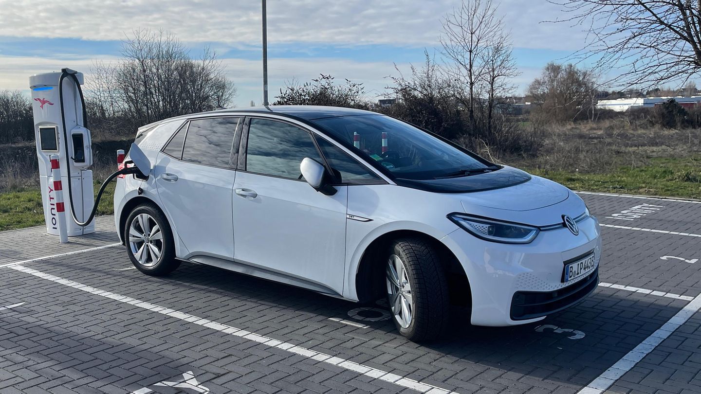 Besitzer*innen eines Elektroautos können ihre Kasse immerhin etwas mit einem CO2-Zertifikat aufbessern. Doch nicht alle Berechtigten wollen auf den Deal eingehen