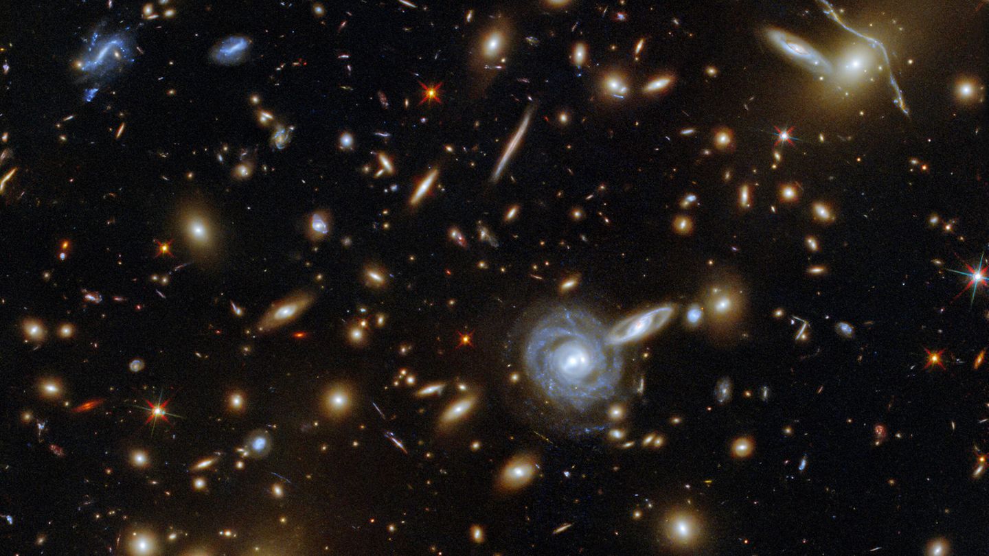 Galaxienhaufen ACO S 295: Das All mit seinen geschätzt 100 Milliarden Galaxien könnten "in Kürze" wieder in sich zusammenfallen  © ESA/Hubble & NASA, F. Pacaud, D. Coe; CC BY 4.0
