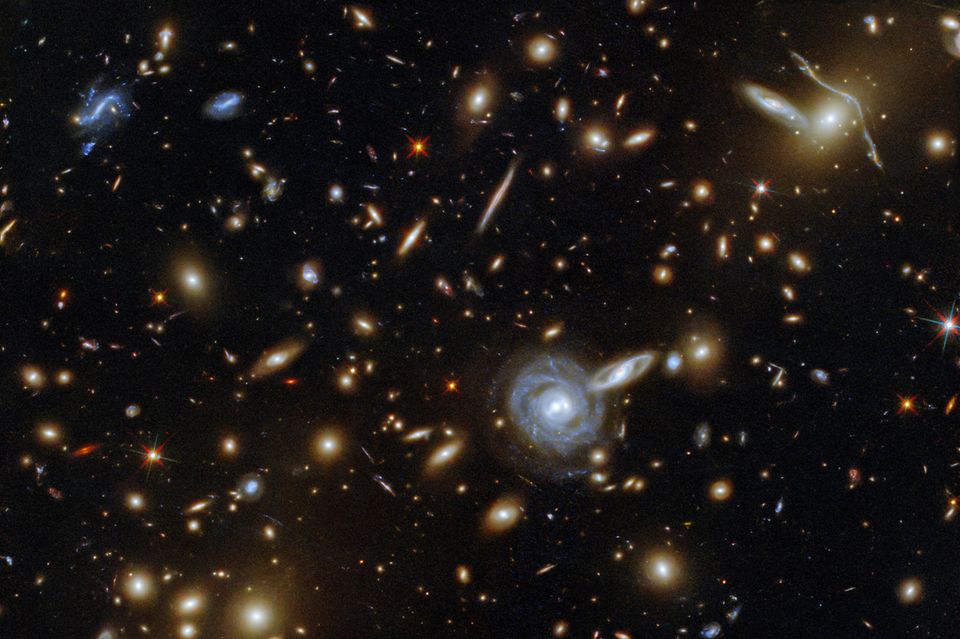Galaxienhaufen ACO S 295: Das All mit seinen geschätzt 100 Milliarden Galaxien könnten "in Kürze" wieder in sich zusammenfallen  © ESA/Hubble & NASA, F. Pacaud, D. Coe; CC BY 4.0
