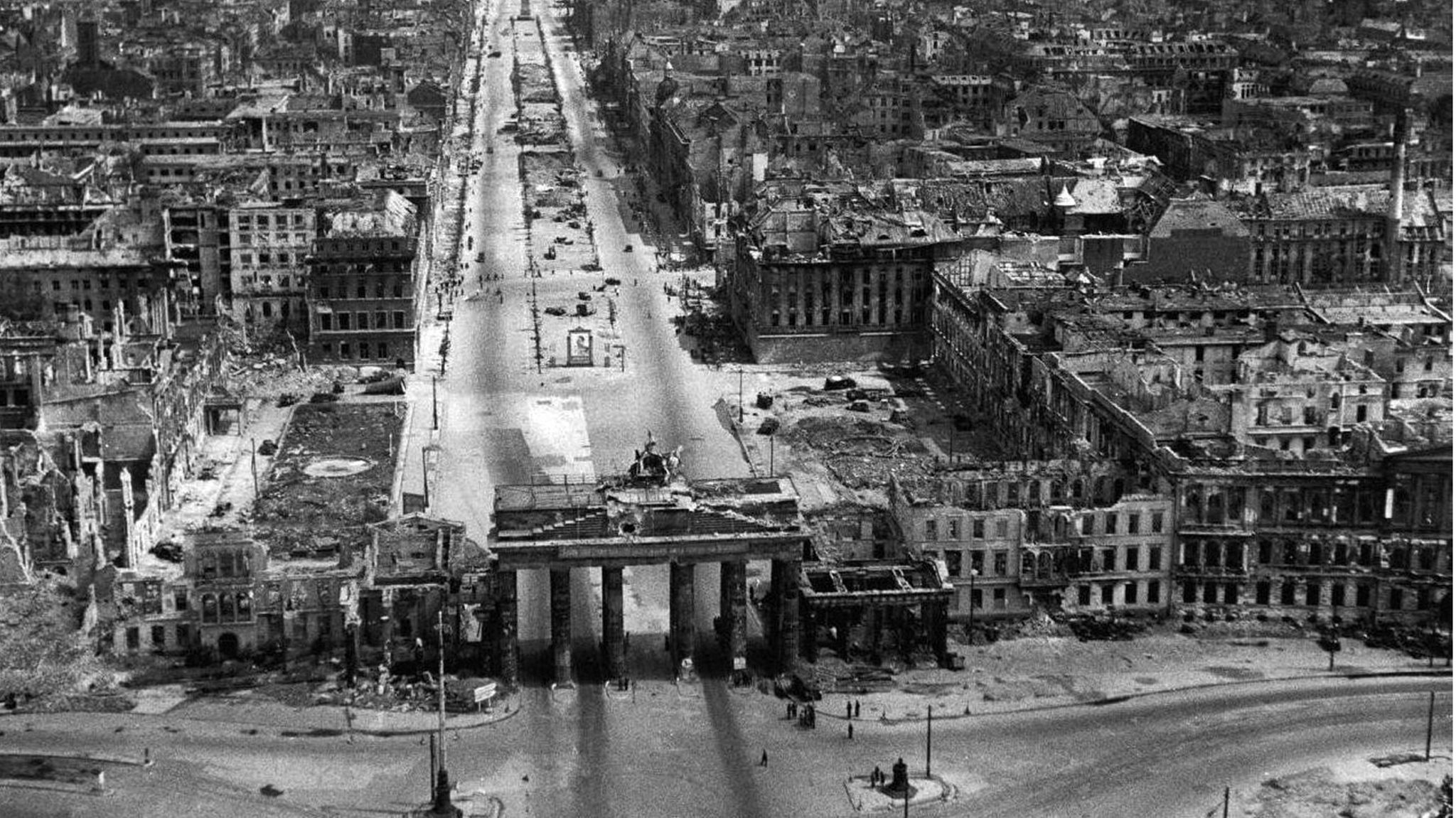 Nach Kriegsende gleicht Berlin einem gigantischen Trümmerhaufen