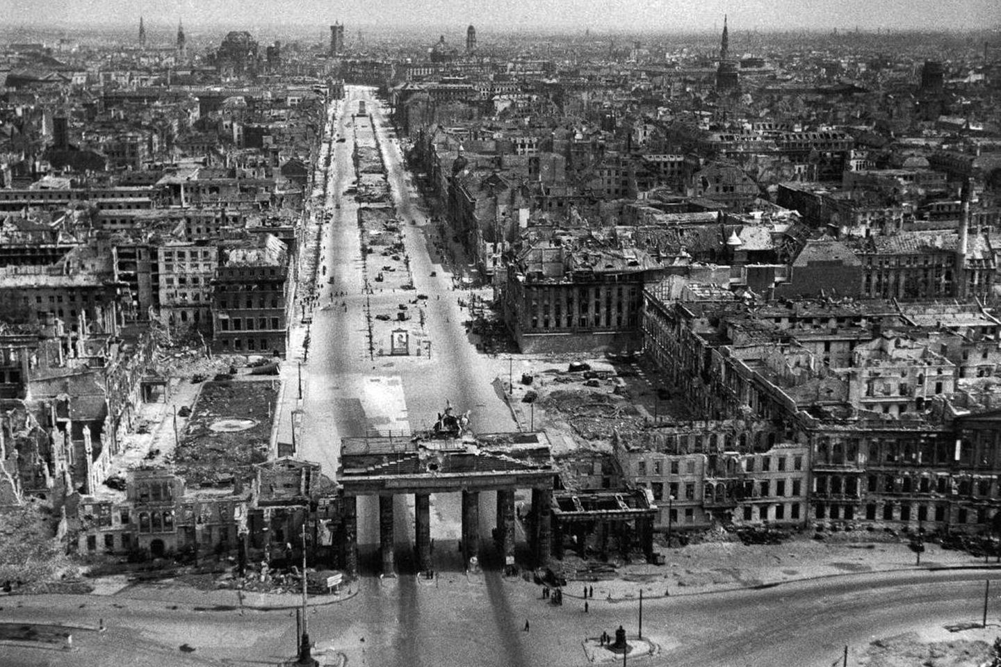 Nach Kriegsende gleicht Berlin einem gigantischen Trümmerhaufen