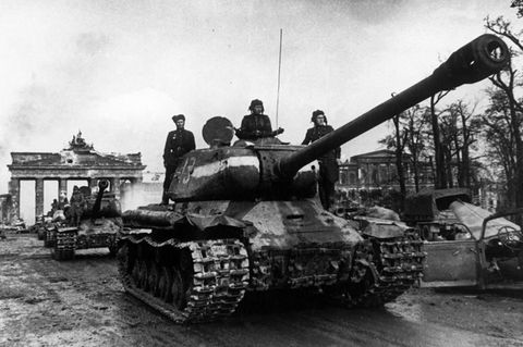 Sowjetische Panzer rücken nach tagelangen Kämpfen durch das Brandenburger Tor in die Berliner Innenstadt vor: Rund 80000 sowjetische Soldaten sterben bei der Schlacht um Berlin