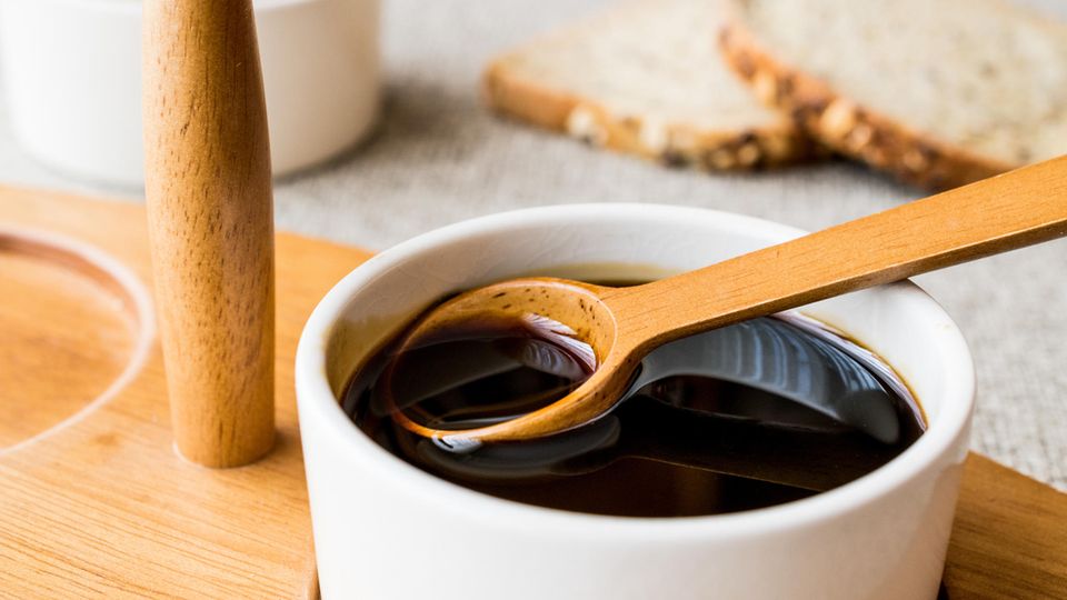 Eine Schüssel mit flüssiger, dunkler Melasse.