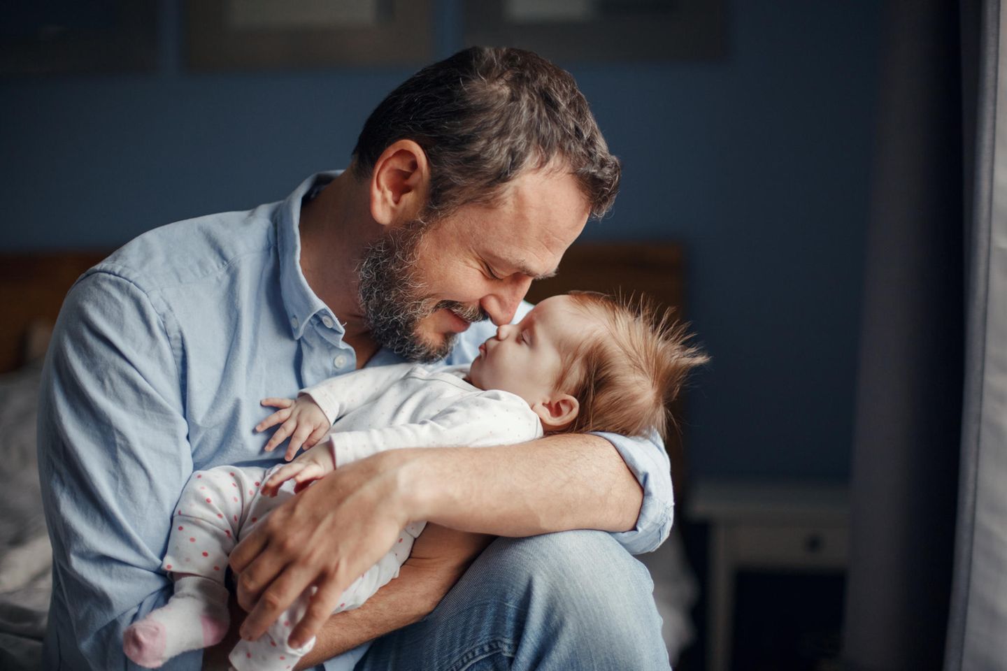 Nur 40 Prozent aller Väter gehen in Elternzeit - und helfen danach im Schnitt mehr bei der Kinderbetreuung und im Haushalt