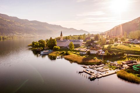 Das Stift Ossiach, ein ehemaliges Benediktinerkloster aus dem 11. Jahrhundert, veranstaltet jährlich den "Carinthischen Sommer", ein bekanntes Musik- und Kulturfestival