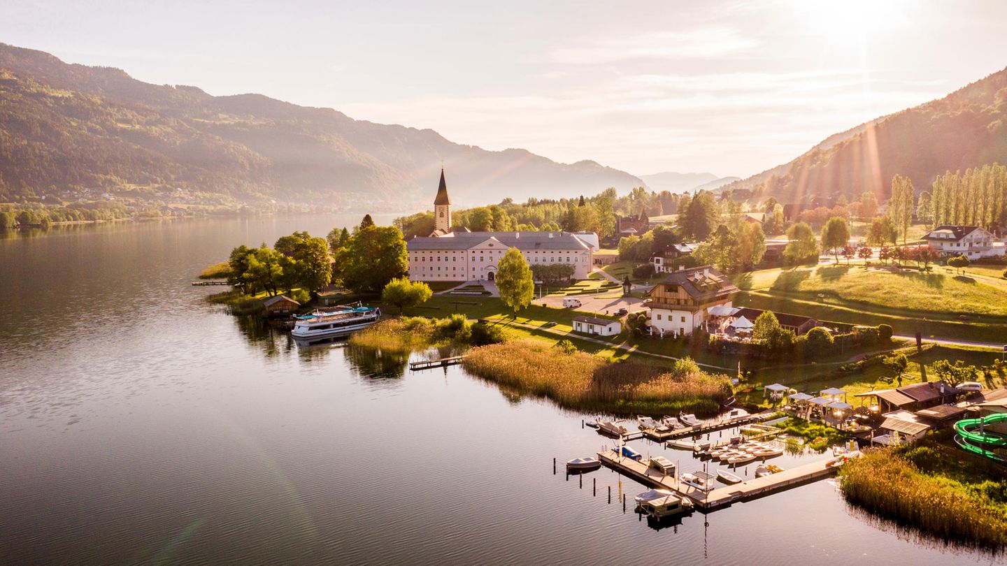 Das Stift Ossiach, ein ehemaliges Benediktinerkloster aus dem 11. Jahrhundert, veranstaltet jährlich den "Carinthischen Sommer", ein bekanntes Musik- und Kulturfestival