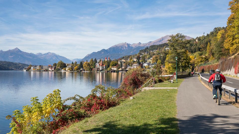 Am Millstädter See rollt man gemütlich vorbei an der Statue vom Heiligen Domitian, blühende Wiesen säumen den Weg, dazwischen öffnen sich Blicke auf versteckte Buchten