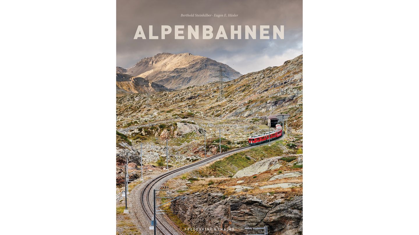 Landschaftskino: Mit dem Zug durch die Alpen – was heute eine Selbstverständlichkeit ist, erforderte einst Pionierarbeiten im Eisenbahnbau. Jede einzelne Alpenbahn – von der Semmeringbahn im Osten bis zur Tendabahn im Westen – gilt als technisches Meisterwerk. Berthold Steinhilber, bekannt für seine monumentalen Landschaftsbilder, hat der Alpenbahn sprichwörtlich Raum gegeben und fotografiert sie eingebettet in die markanten Landschaften und traumhaften Lichtstimmungen der Alpen. Der XXL-Bildband "Alpenbahnen" wurde vom Verlag Frederking & Thaler herausgegeben und ist für 98,00 € erhältlich Mit dem Zug durch die Alpen – was heute eine Selbstverständlichkeit ist, erforderte einst Pionierarbeiten im Eisenbahnbau. Jede einzelne Alpenbahn – von der Semmeringbahn im Osten bis zur Tendabahn im Westen – gilt als technisches Meisterwerk. Berthold Steinhilber bekannt für sein monumentalen Landschaftsbilder, hat der Alpenbahn sprichwörtlich Raum gegeben und fotografiert sie eingebettet in die markanten Landschaften und traumhaften Lichtstimmungen der Alpen. Der XXL-Bildband "Alpenbahnen" wurde vom Verlag Frederking& Thaler herausgegeben und ist für 98,00 € erhältlich